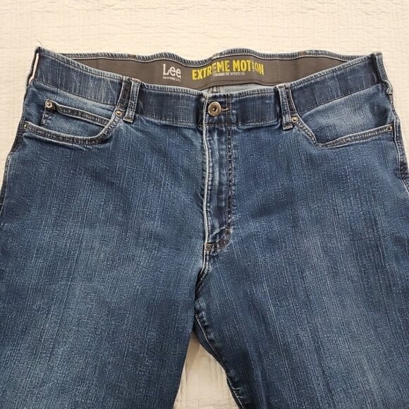 Lee Jeans Men's 42x30 Extreme Motion Tapered Leg Medium Wash Straight Fit EUC - Picture 9 of 16